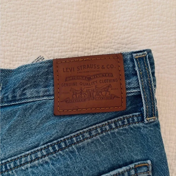 Levi's Ribcage Shorts - Picture 2 of 5